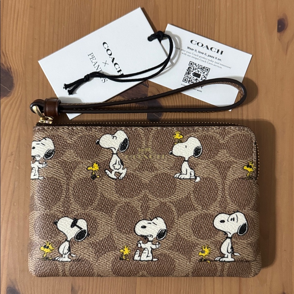 🐶❤️ Coach X Peanuts Corner Zip Wristlet In Signature Canvas With Snoopy Print - Picture 5 of 8